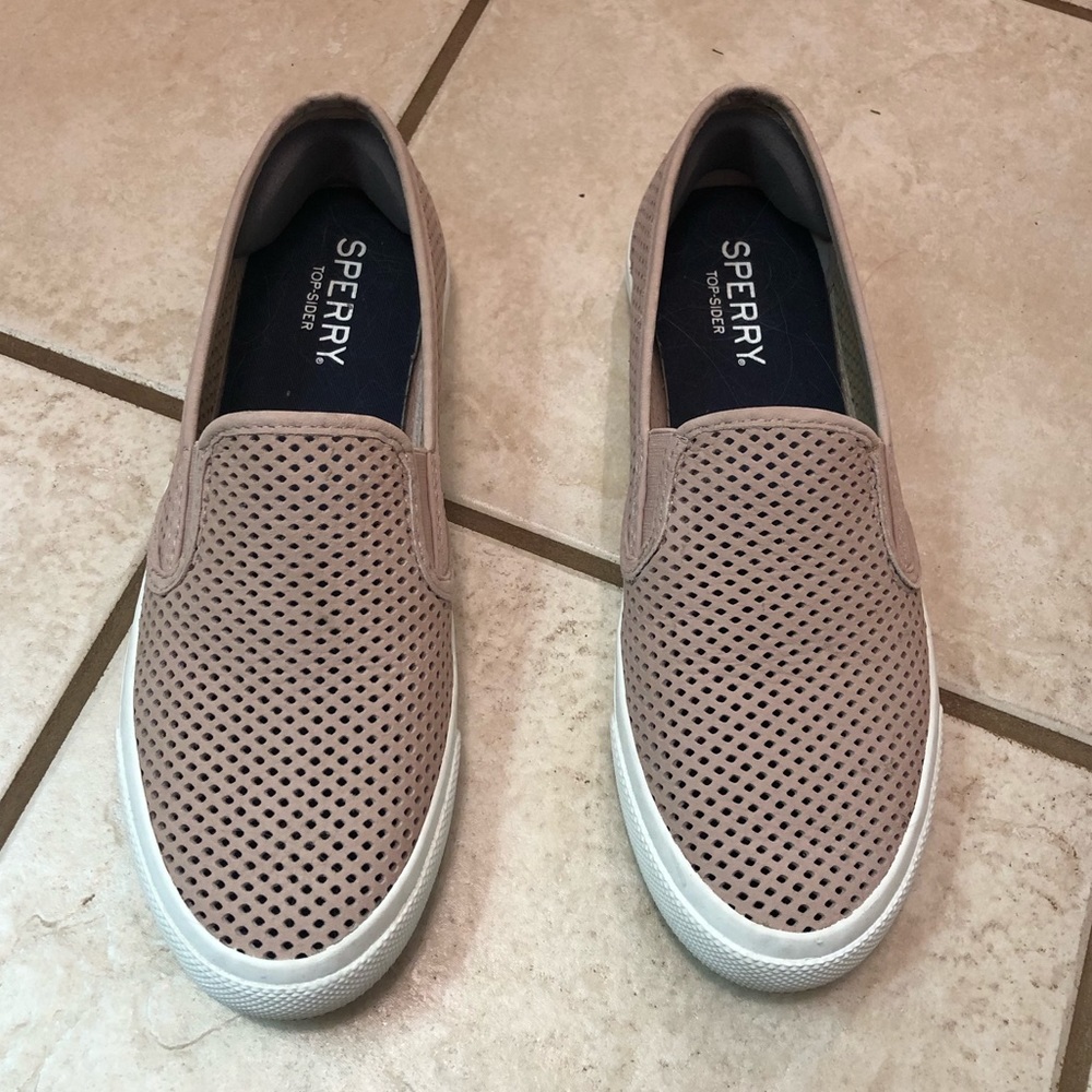 Women’s light pink sperrys
